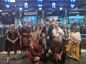 Representantes do Concello de Lugo e membros das asociacións do Arde Lvcvs en FITUR 2026